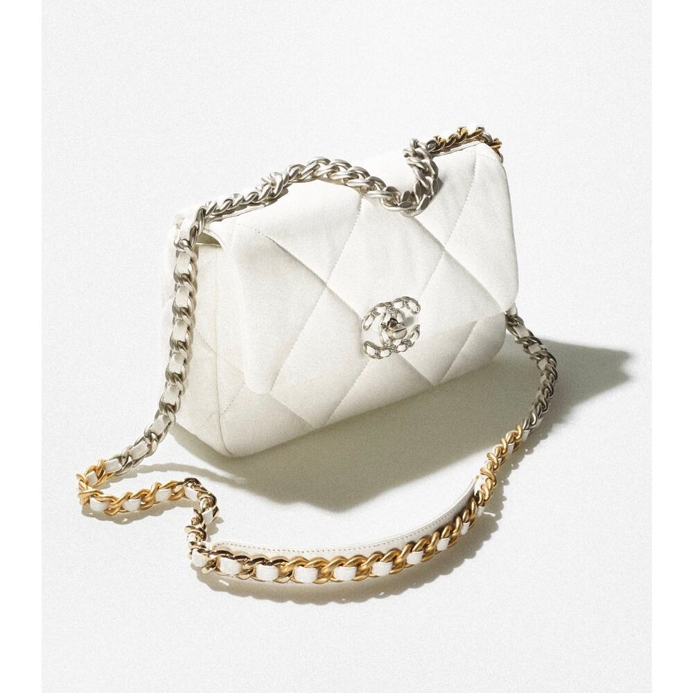 New Chanel medium 19 flap bag in white lambskin gold & silver tone hardware - Picture 2 of 13